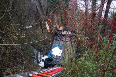 Backnang: Schwerer Verkehrsunfall auf der B14, PKW landet im Bach