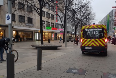 Pforzheim: Feuerwehr Pforzheim faehrt durch Innenstadt und weisst auf Maskenpflicht hin