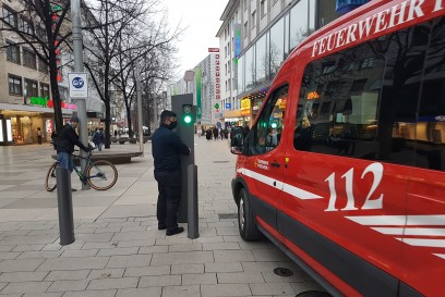 Pforzheim: Feuerwehr Pforzheim faehrt durch Innenstadt und weisst auf Maskenpflicht hin