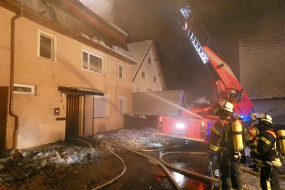 Sonnenbuehl: Haftbefehl wegen versuchten Mordes nach Brandstiftung erlassen - Gebaeudevollbrand waehrend Urlaub