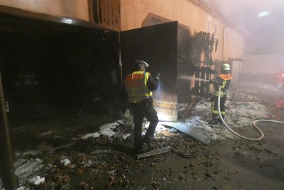 Sonnenbuehl: Haftbefehl wegen versuchten Mordes nach Brandstiftung erlassen - Gebaeudevollbrand waehrend Urlaub