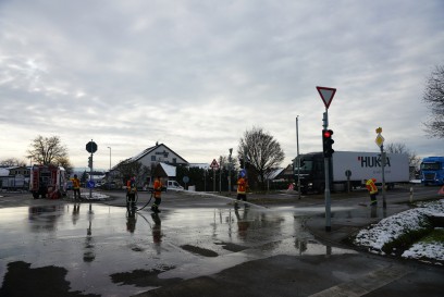 Schlierbach - Wernau: LKW verliert Ladung