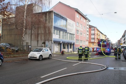 Pforzheim: In einem Industriegebaeude hat es im oberen Bereich des Gebaeude gebrannt - eine Person Verletzt