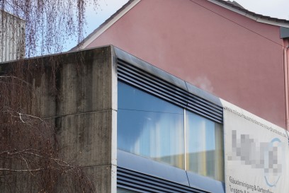 Pforzheim: In einem Industriegebaeude hat es im oberen Bereich des Gebaeude gebrannt - eine Person Verletzt