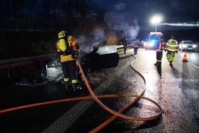 Mundelsheim: Audi brennt auf der A81 komplett aus