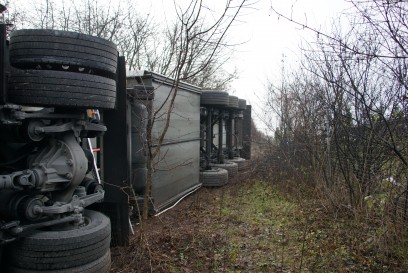 Weinsberg: LKW kommt von der A81 ab und landet in der Boeschung, Fahrer wird verletzt