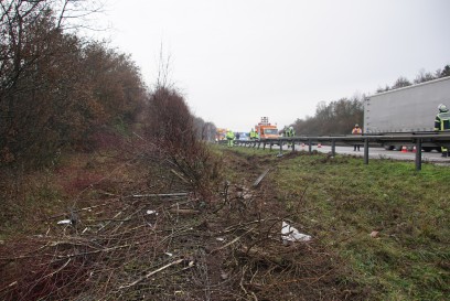 Weinsberg: LKW kommt von der A81 ab und landet in der Boeschung, Fahrer wird verletzt