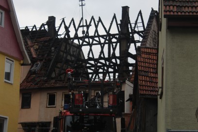 Gueltlingen: Doppelthaushaelfte brennt nieder
