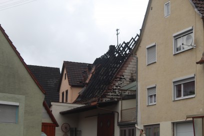 Gueltlingen: Doppelthaushaelfte brennt nieder