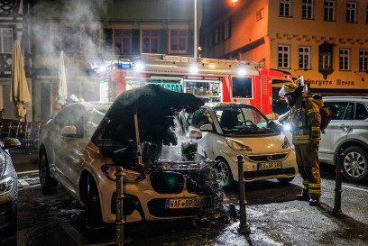 Esslingen: Brandstiftung? Fast nagelneuer BMW X4 stand in Flammen