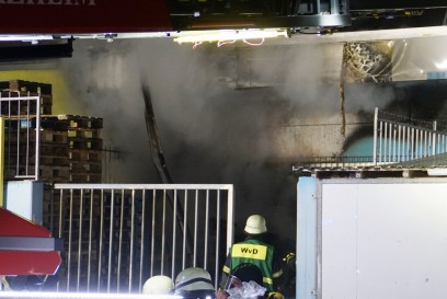 Pforzheim: im hinterhof des Einkaufskaufszentrum kommt es zu einem Brand - Feuerwehr Grosseinsatz