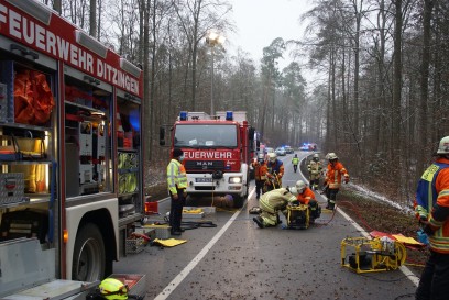 Ditzingen-Heimerdingen: Pkw Fahrerin kracht gegen Baum - Fahrerin im Krankenhaus verstorben