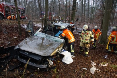 Ditzingen-Heimerdingen: Pkw Fahrerin kracht gegen Baum - Fahrerin im Krankenhaus verstorben