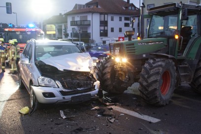 Muehlacker: Pkw und Traktor kollidieren auf der B10 - eine Person Verletzt