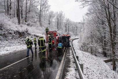 Renningen-Malmsheim: Kleinbus kippt zur Seite