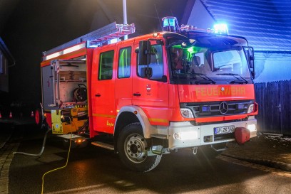 Uhingen-Baiereck: Fahrerin knallt unter Alkoholbeeinflussung mit Pkw gegen Hauspfeiler – Beifahrer eingeklemmt