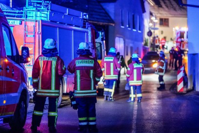 Uhingen-Baiereck: Fahrerin knallt unter Alkoholbeeinflussung mit Pkw gegen Hauspfeiler – Beifahrer eingeklemmt