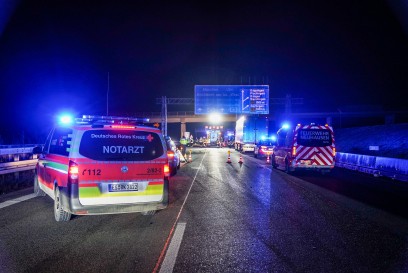 Koengen/ A8: Fahrerin kracht mit ihrem Audi mehrmals in die Leitplanke – 2 Verletzte - Vollsperrung