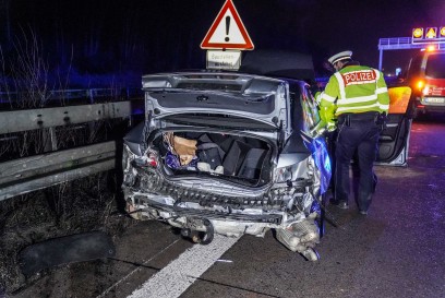 Koengen/ A8: Fahrerin kracht mit ihrem Audi mehrmals in die Leitplanke – 2 Verletzte - Vollsperrung