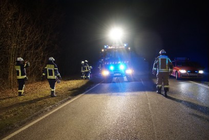 Freiberg a.N.: Fahrzeug kommt von der Strasse ab, Fahrer muss durch die Feuerwehr befreit werden