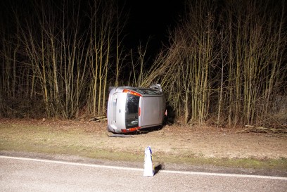 Freiberg a.N.: Fahrzeug kommt von der Strasse ab, Fahrer muss durch die Feuerwehr befreit werden