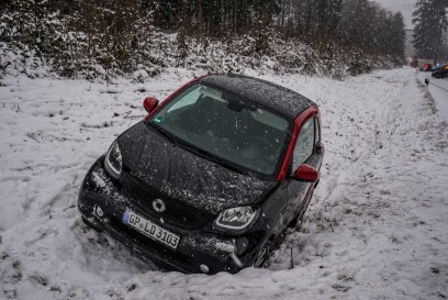 Aichwald: Auf Schneebedeckter Fahrbahn kollidiert 