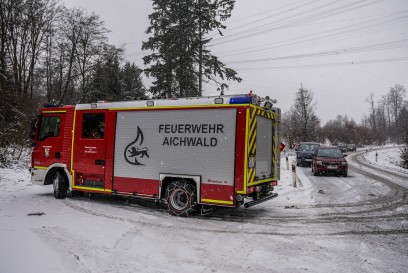 Aichwald: Auf Schneebedeckter Fahrbahn kollidiert 
