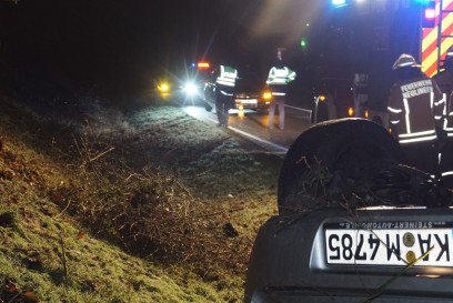 Bauschlott: Pkw kommt auf Glatteis von der Fahrbahn ab - eine Person Verletzt