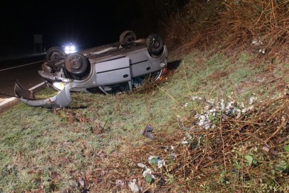 Bauschlott: Pkw kommt auf Glatteis von der Fahrbahn ab - eine Person Verletzt