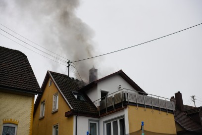 Goeppingen: Dachstuhlbrand in Mehrfamilienhaus