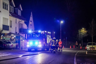 Pluederhausen: Brand im Lichtschacht loest groesseren Feuerwehreinsatz aus