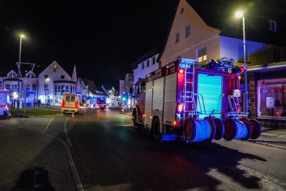 Pluederhausen: Brand im Lichtschacht loest groesseren Feuerwehreinsatz aus