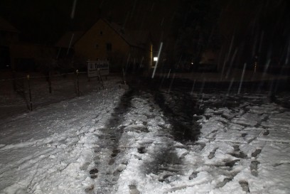 Denkendorf: Spektakulaerer Unfall- Smart kommt von Strasse ab und aehrt mehrere 100 Meter durch Reiterhof und kracht in Schuppen.