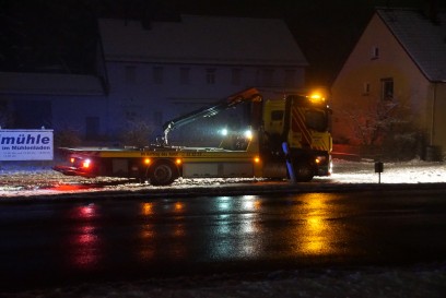 Denkendorf: Spektakulaerer Unfall- Smart kommt von Strasse ab und aehrt mehrere 100 Meter durch Reiterhof und kracht in Schuppen.