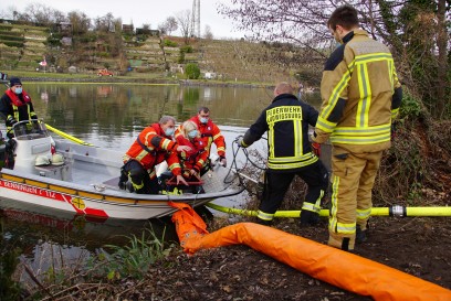 Freiberg am Neckar: Grosseinsatz der Feuerwehr nach Oelaustritt auf dem Neckar