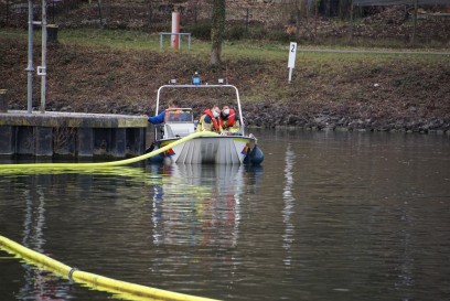 Freiberg am Neckar: Grosseinsatz der Feuerwehr nach Oelaustritt auf dem Neckar