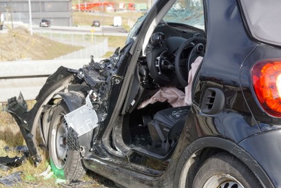 Leonberg: Smart und LKW kollidieren auf der Kreuzung
