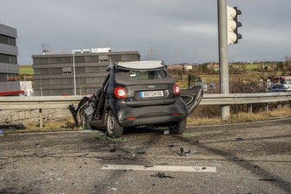 Leonberg: Smart und LKW kollidieren auf der Kreuzung