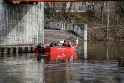 Plochingen: Sperrung der L1250 Bruecke wegen einem Polizeieinsatz - DLRG, Feuerwehr und Rettungsdienst ebenfalls im Einsatz