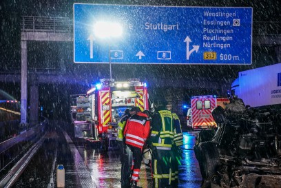 Wendlingen/A8: Unfall auf Autobahn durch nicht angepasste Geschwindigkeit - Frau schwer verletzt