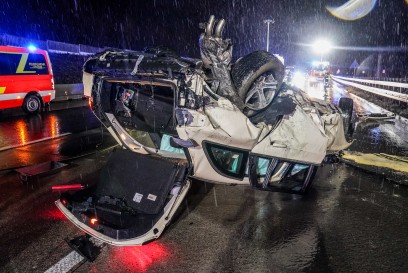 Wendlingen/A8: Unfall auf Autobahn durch nicht angepasste Geschwindigkeit - Frau schwer verletzt