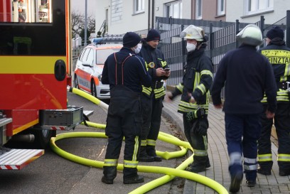 Pfinztal: Heckenbrand breitet sich auf Gebaeude aus - Feuerwehr Grosseinsatz