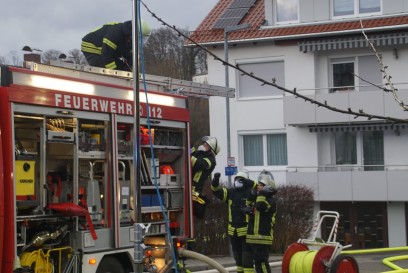 Pfinztal: Heckenbrand breitet sich auf Gebaeude aus - Feuerwehr Grosseinsatz
