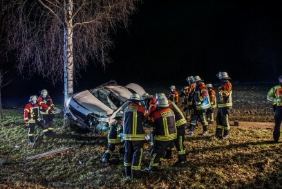 Weil der Stadt: Mercedes kracht gegen Baeume- Feuerwehr im Einsatz