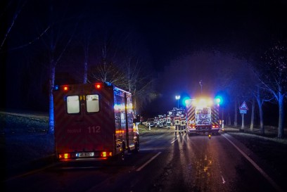 Weil der Stadt: Mercedes kracht gegen Baeume- Feuerwehr im Einsatz