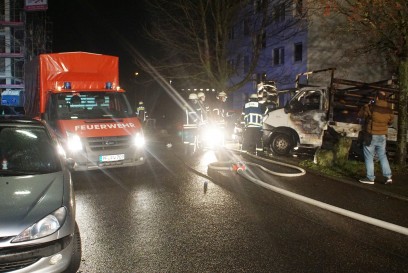 Pforzheim: Kleintransporter geraet in Vollbrand am Gebaeude - Polizei geht von Brandstiftung aus