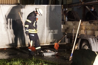 Pforzheim: Kleintransporter geraet in Vollbrand am Gebaeude - Polizei geht von Brandstiftung aus