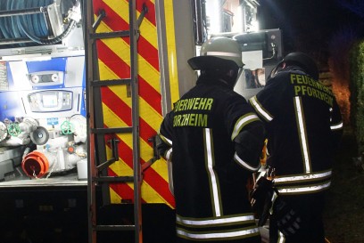 Pforzheim: Gartenhuette steht in Vollbrand - Brandstiftung?