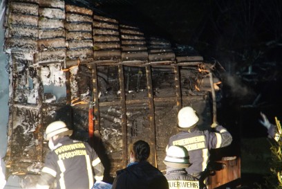Pforzheim: Gartenhuette steht in Vollbrand - Brandstiftung?