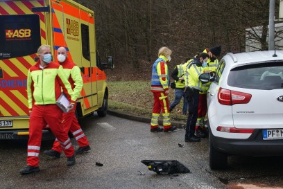 Pforzheim: Kreuzungsunfall zweier Pkw auf der B10 - mehrere Verletzte